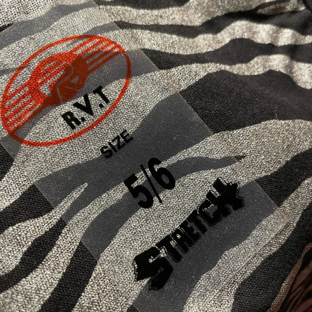 R.V.T Animal Print Stretchy Wax Jeans NWT 5/6 - Picture 5 of 6